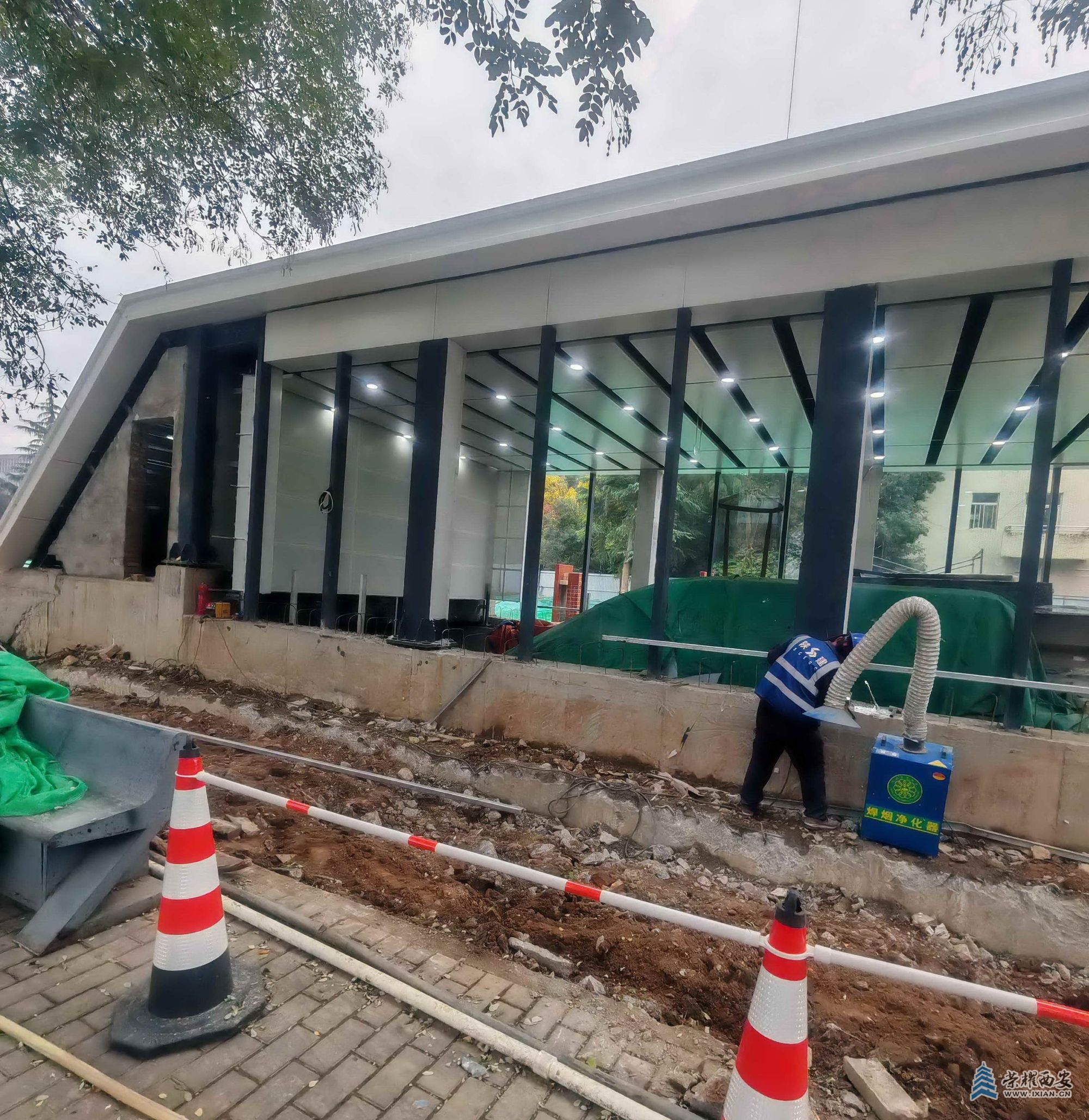 地铁15号线邮电大学站在开始拆除围挡了