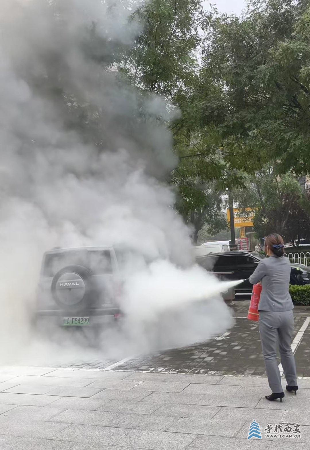 锦旗印证担当！ 中国电信渭南华阴分公司三名女员工火场勇救用户车辆