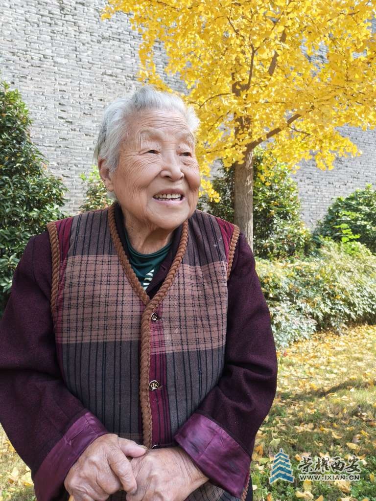 陽(yáng)光明媚的西安環(huán)城公園