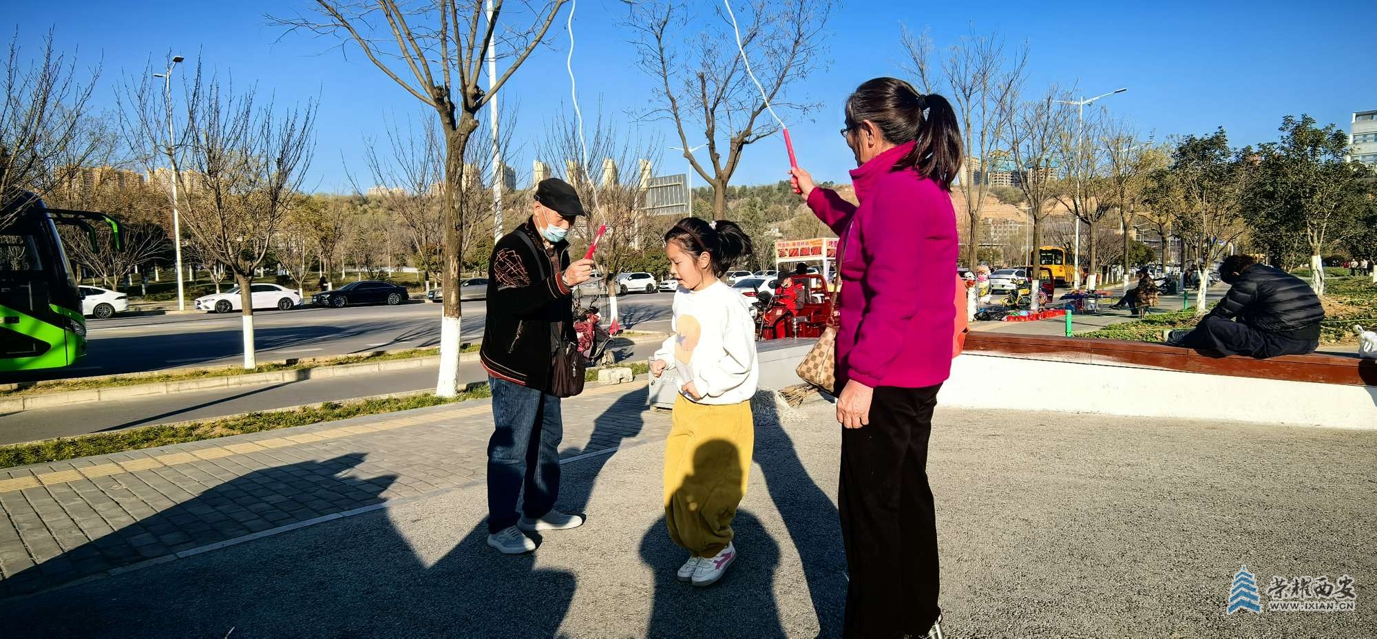 午后在少陵公园晒太阳，很羡慕爷爷奶奶摇、孙女跳绳天伦之乐