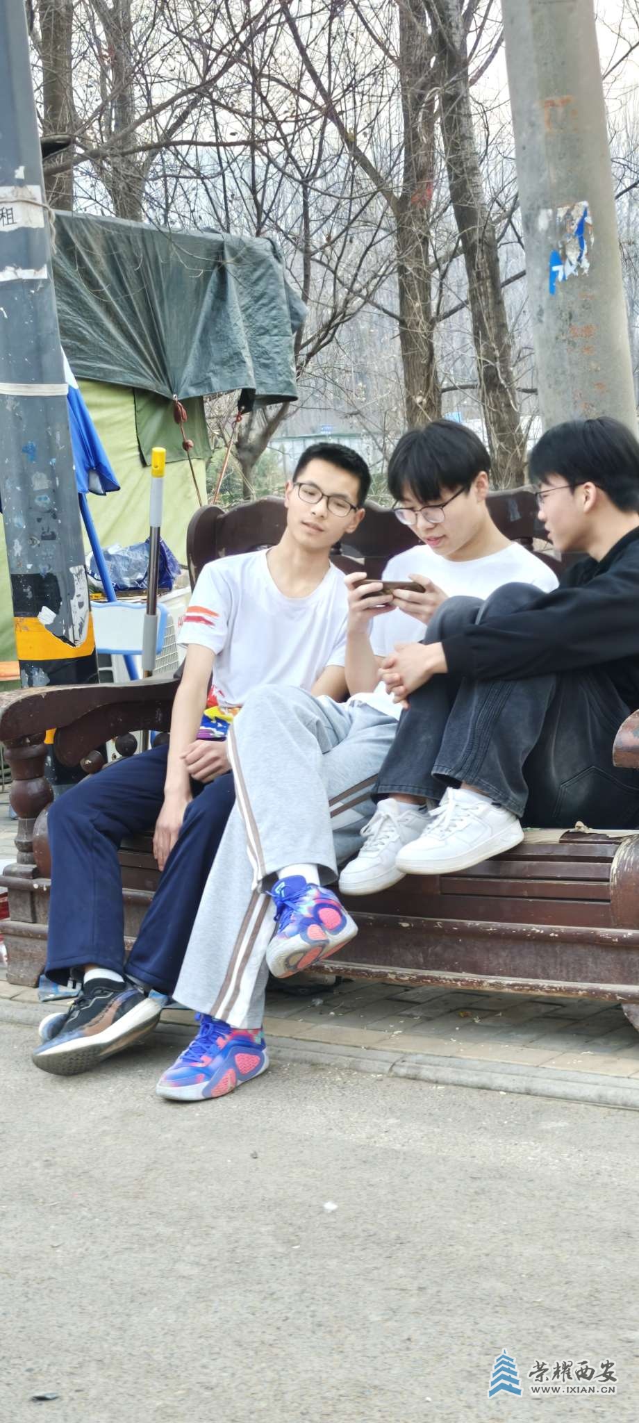 不怕冷的小男孩