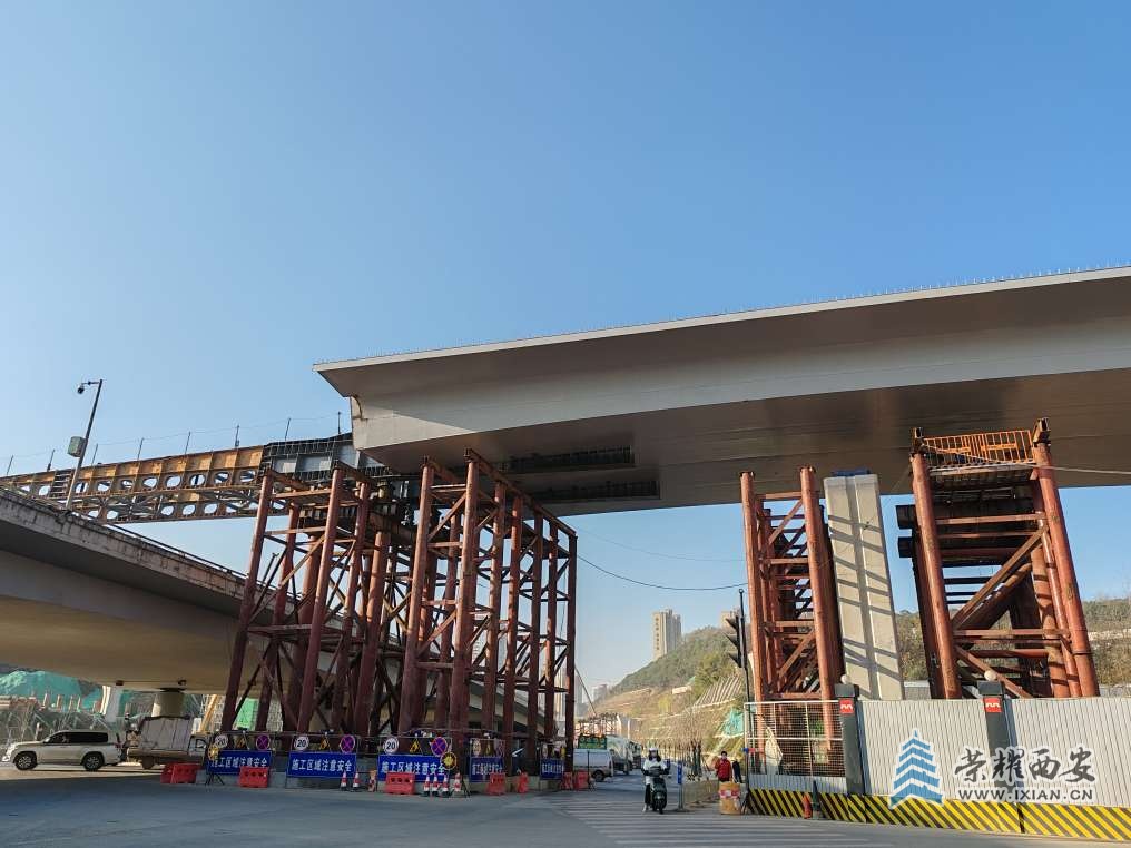 昨天到今天，西安东站高架快速路长鸣路跨越南三环主桥箱梁顶推情况