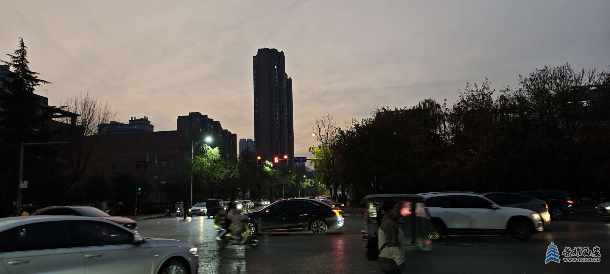 天刚黑下来的科技四路