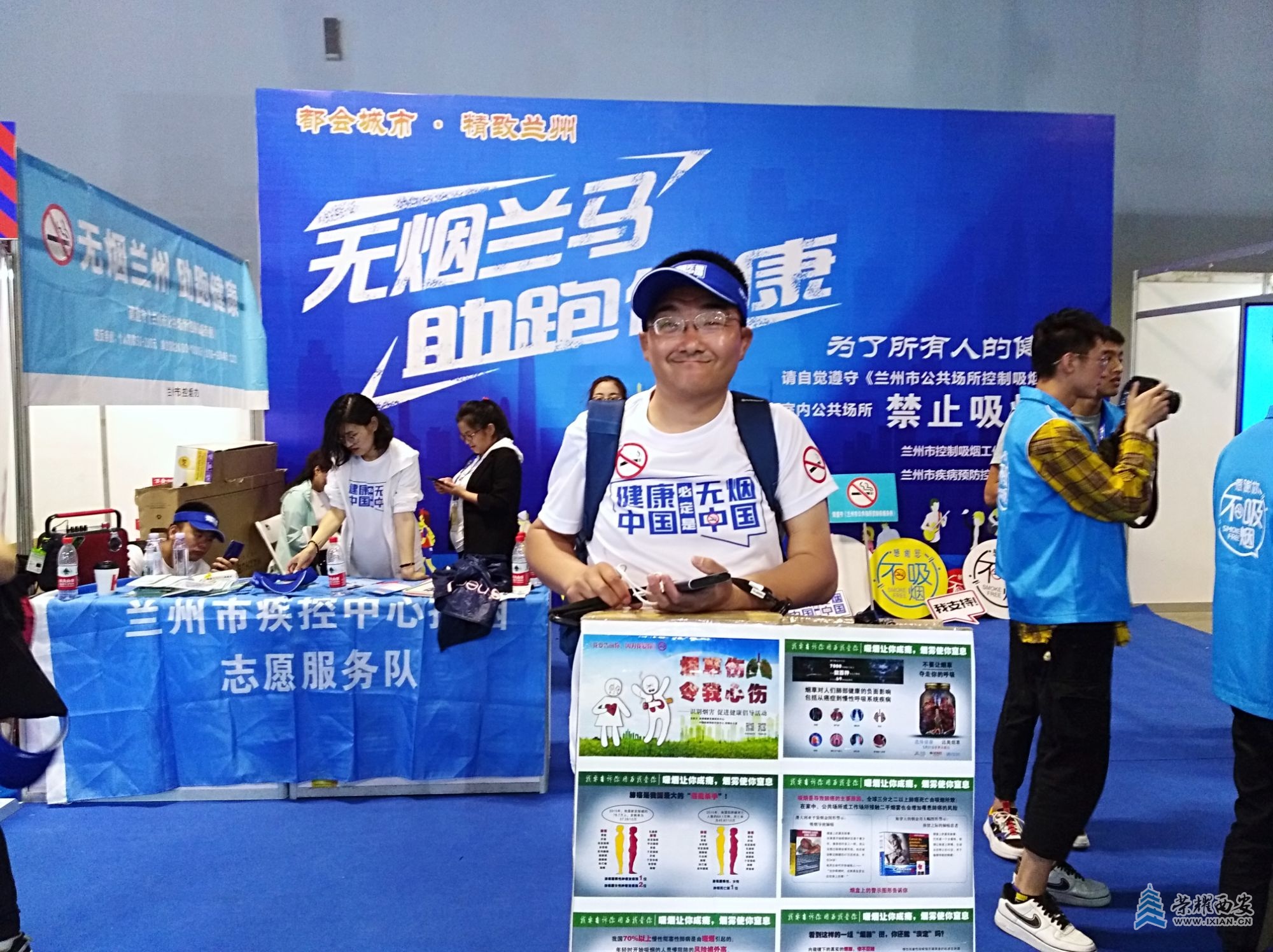 IMG_20190602_103019兰州市控烟办志愿者在室内展厅，无烟兰马助跑健康毕无烟的自拍，.jpg