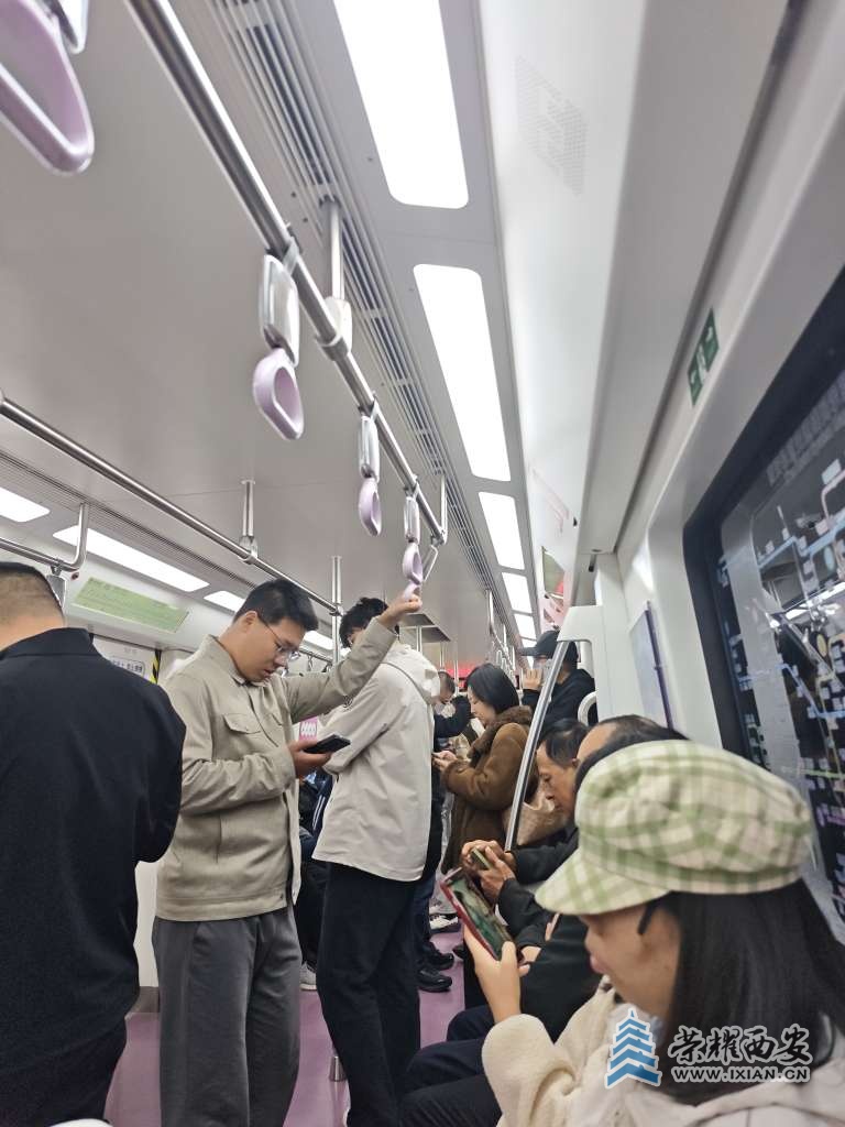 早七点的地铁三号线随拍
